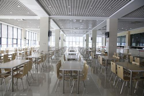 企業食堂承包給專業公司和自我管理有利有弊？